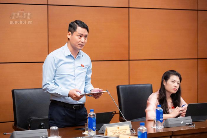 Các đại biểu Đoàn ĐBQH tỉnh phát biểu thảo luận tại Tổ.