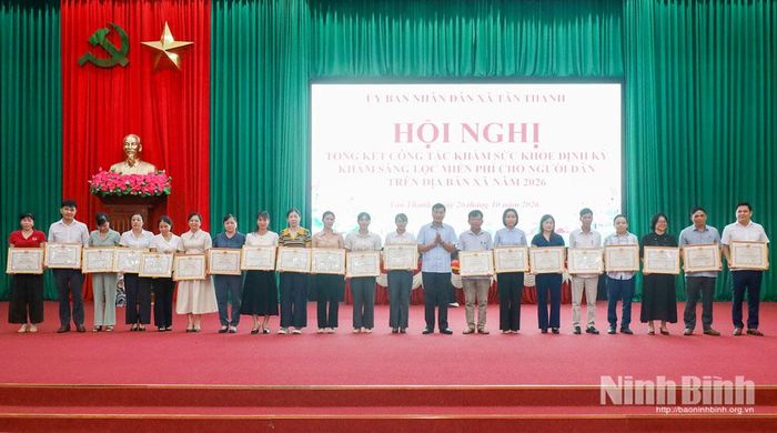 Lãnh đạo xã Tân Thanh trao Giấy khen cho các cá nhân có thành tích trong công tác khám sức khỏe định kỳ, khám sàng lọc miễn phí cho người dân.