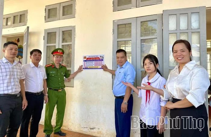 Công an xã triển khai mô hình “Lớp học an toàn”, góp phần phòng ngừa bạo lực học đường, giữ gìn an ninh trật tự trong các nhà trường.