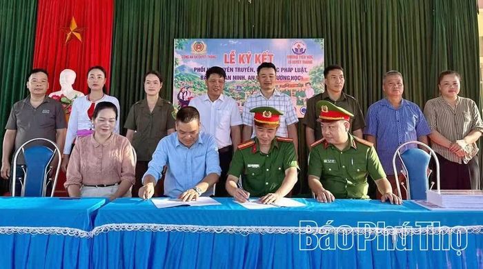 Công an xã phối hợp với các nhà trường ký kết quy chế phối hợp tuyên truyền, phổ biến pháp luật trong trường học.