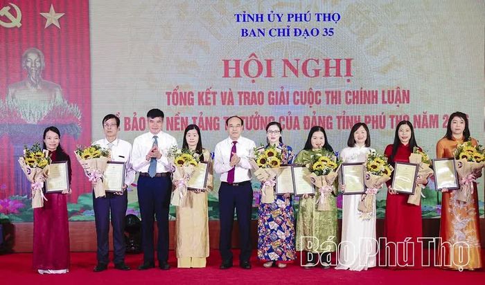 Các đồng chí: Giám đốc Báo và Phát thanh, truyền hình Phú Thọ Vi Mạnh Hùng và Giám đốc Sở VH-TT&DL Dương Hoàng Hương trao giải Khuyến khích cho các tác giả, nhóm tác giả.