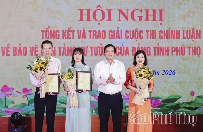 Đồng chí Phó Bí thư Tỉnh ủy Nguyễn Mạnh Sơn trao giải A cho các tác giả, nhóm tác giả xuất sắc.