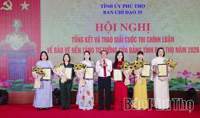 Đồng chí Trưởng Ban Tuyên giáo Tỉnh ủy Lương Đức Minh trao giải B cho các tác giả, nhóm tác giả xuất sắc.