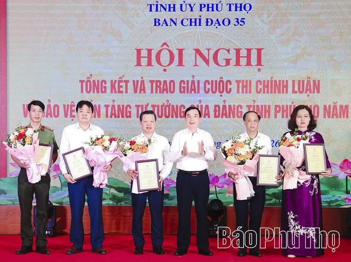 Đồng chí Phó Bí thư Tỉnh ủy Bùi Huy Vĩnh trao thưởng các tập thể có thành tích xuất sắc trong công tác tổ chức, triển khai Cuộc thi chính luận về bảo vệ nền tảng tư tưởng của Đảng tỉnh Phú Thọ năm 2026.