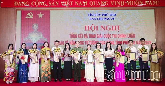 Các tác giả đạt giải Khuyến khích tại cuộc thi.