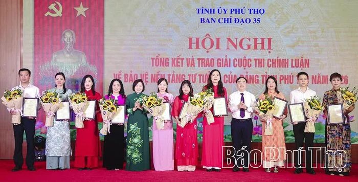 Các đồng chí: Trưởng Ban Nội chính Tỉnh ủy Quách Thế Ngọc và Phó Chủ tịch UBND tỉnh Phùng Thị Kim Nga trao giải C cho 10 tác giả, nhóm tác giả.