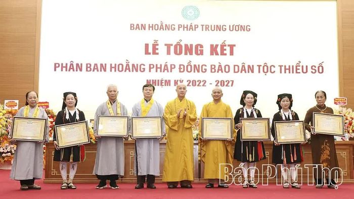 Các tập thể được biểu dương vì có thành tích xuất sắc trong công tác Phật sự nhiệm kỳ 2022-2027.