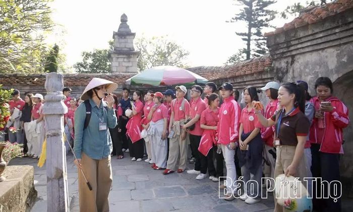 Sinh viên lớp Quản trị dịch vụ du lịch và lữ hành, ngành Du lịch, Trường Đại học Hùng Vương tham gia chương trình học tập thực tế tại Quảng Ninh.
