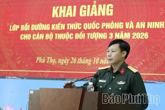 Đại diện Ban Tổ chức phát biểu khai giảng lớp bồi dưỡng.