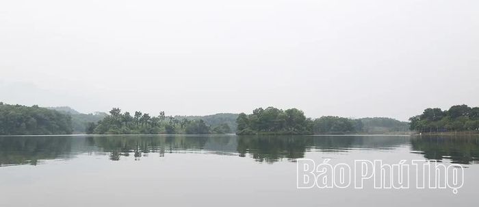 Đầm Vân Hội mang vẻ đẹp hoang sơ, thơ mộng.