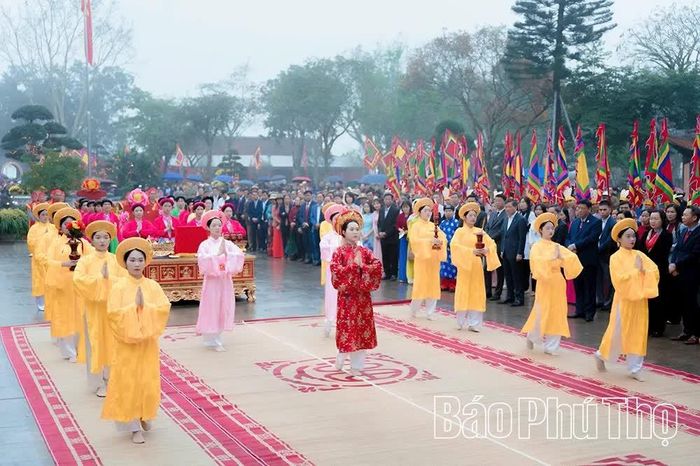Nghi thức Tế Nữ quan tại Lễ hội Đền Mẫu Âu Cơ.