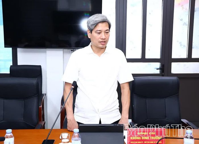 Lãnh đạo xã Thổ Tang báo cáo khó khăn, vướng mắc liên quan đến dự án.