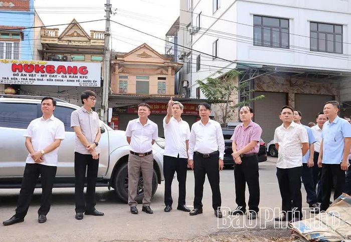 Đồng chí Phó Chủ tịch UBND tỉnh Nguyễn Khắc Hiếu và lãnh đạo các sở, ngành kiểm tra thực địa dự án.