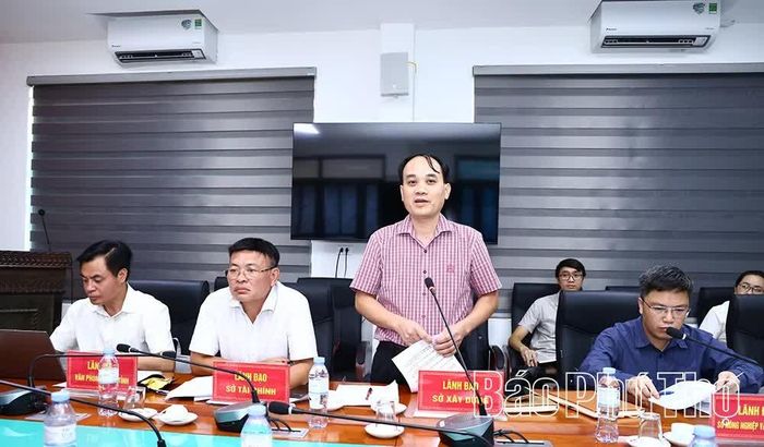 Lãnh đạo Sở Xây dựng báo cáo một số nội dung tại cuộc họp.
