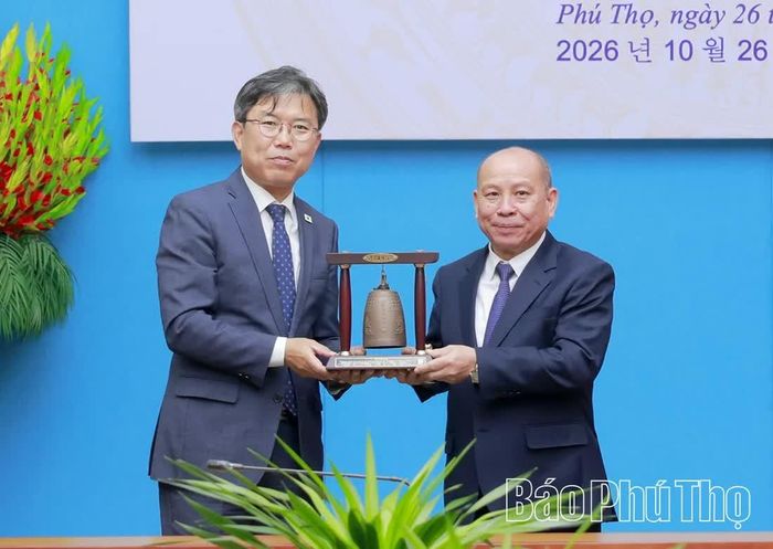 Chủ tịch Hội đồng tỉnh Chungcheongbuk Lee Sang Sik trao quà lưu niệm tặng đồng chí Phó Bí thư Tỉnh ủy, Chủ tịch HĐND tỉnh Bùi Đức Hinh.