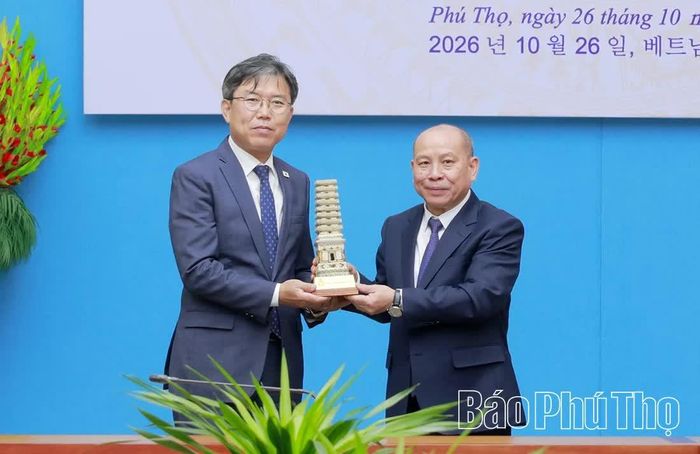 Đồng chí Phó Bí thư Tỉnh ủy, Chủ tịch HĐND tỉnh Bùi Đức Hinh trao quà lưu niệm tặng Chủ tịch Hội đồng tỉnh Chungcheongbuk Lee Sang Sik.