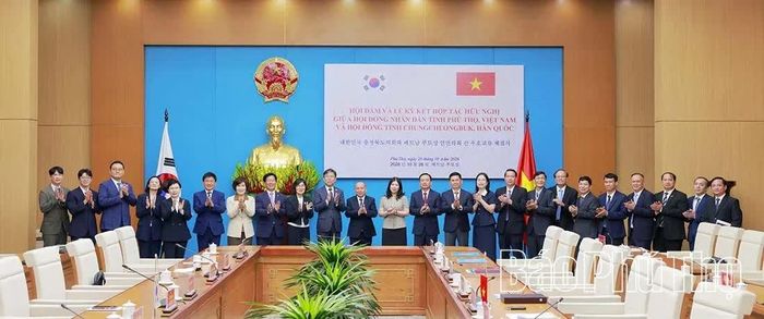 Các đại biểu chụp ảnh lưu niệm.