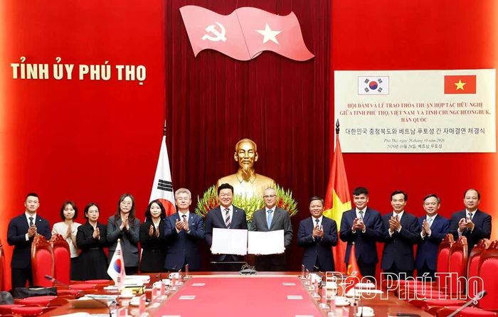 Bí thư Tỉnh ủy Phú Thọ Phạm Đại Dương và Tỉnh trưởng tỉnh Chungcheongbuk Shin Yong Han trao Thỏa thuận hợp tác hữu nghị.