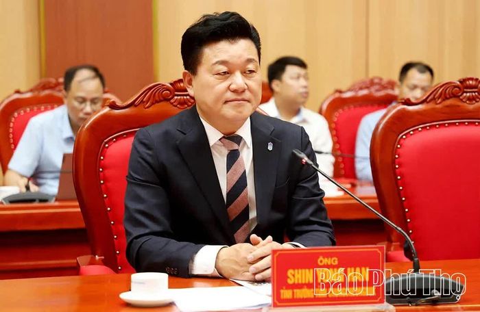 Tỉnh trưởng tỉnh Chungcheongbuk Shin Yong Han phát biểu tại buổi hội đàm.