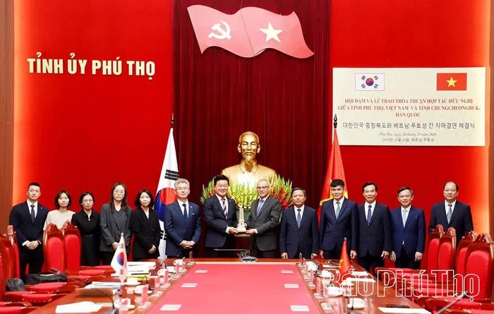 Bí thư Tỉnh ủy Phạm Đại Dương trao quà lưu niệm tặng Tỉnh trưởng tỉnh Chungcheongbuk Shin Yong Han.