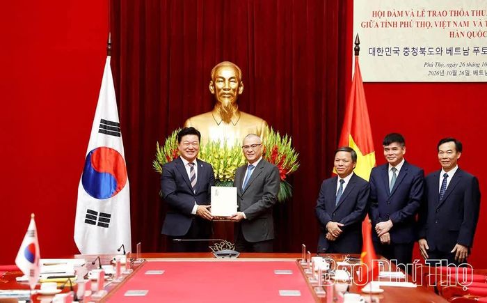 Tỉnh trưởng tỉnh Chungcheongbuk Shin Yong Han trao quà lưu niệm tặng Bí thư Tỉnh ủy Phạm Đại Dương.