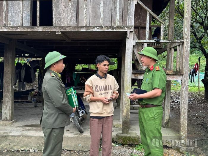 Công tác phối hợp liên ngành giữa Kiểm lâm với Công an trong hoạt động tuyên truyền cho người dân về quản lý, bảo vệ rừng - Ảnh: T.L