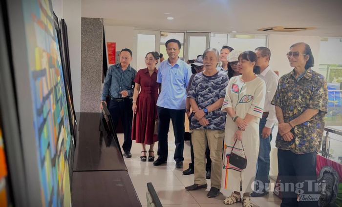 Các đại biểu trải nghiệm những tác phẩm được đánh giá cao tại trại sáng tác - Ảnh: Mai Linh