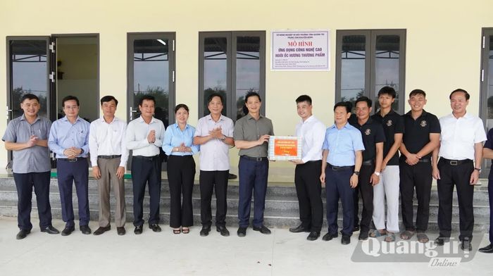 Đồng chí Vương Quốc Tuấn, Bí thư Tỉnh ủy tặng quà động viên người lao động tại Công ty TNHH Thương mại và Tư vấn xúc tiến đầu tư TM - Ảnh: Q.V