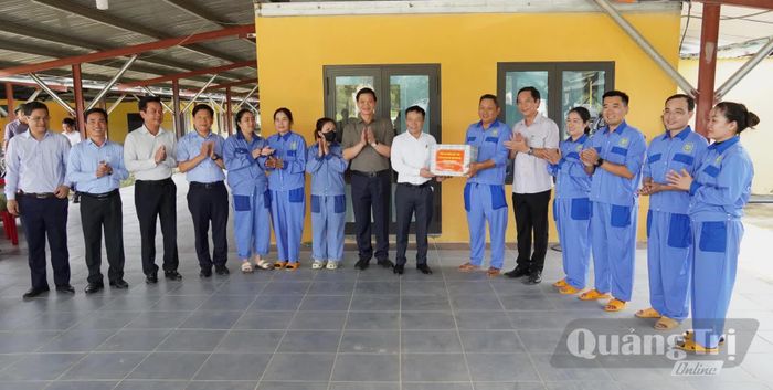 Đồng chí Vương Quốc Tuấn, Bí thư Tỉnh ủy tặng quà, động viên người lao động Công ty TNHH Thương mại-Xây dựng tổng hợp Hoàng Văn - Ảnh: Q.V