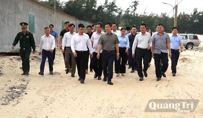 Đoàn công tác thăm dự án nuôi ốc hương trong nhà tại xã Vĩnh Hoàng - Ảnh: Q.V