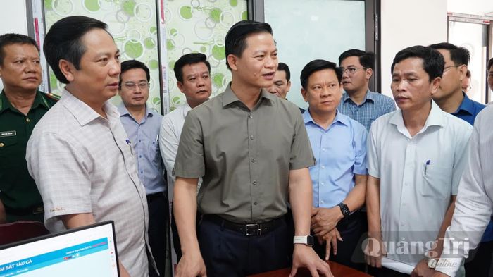 Đồng chí Vương Quốc Tuấn, Bí thư Tỉnh ủy nghe báo về việc kiểm soát tàu cá - Ảnh: Q.V