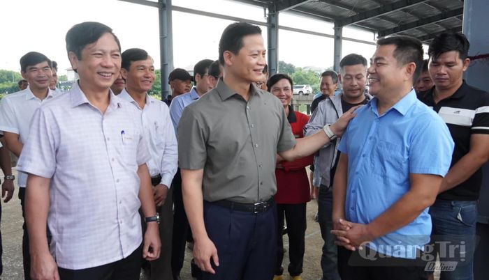 Đồng chí Vương Quốc Tuấn, Bí thư Tỉnh ủy thăm hỏi, động viên ngư dân - Ảnh: Q.V