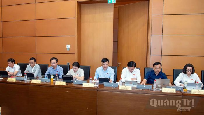 Các đại biểu Đoàn đại biểu Quốc hội tỉnh Quảng Trị tại phiên thảo luận tổ - Ảnh: C.T.V