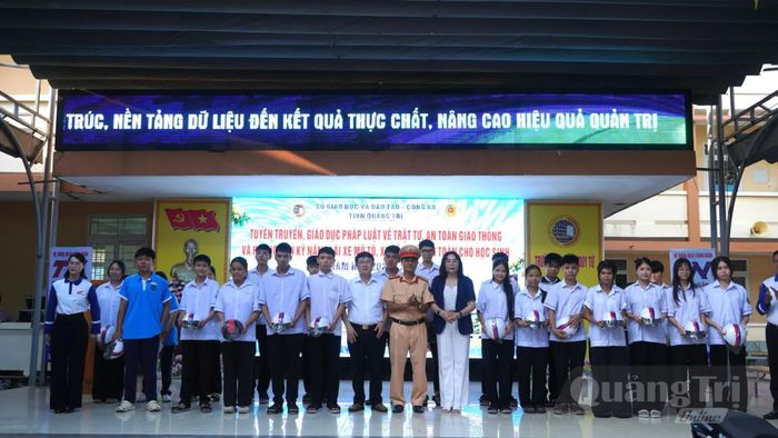 Đại diện lãnh đạo Sở Giáo dục và Đào tạo, Phòng Cảnh sát giao thông, Công an tỉnh và Trường THPT Đào Duy Từ tặng mũ bảo hiểm cho học sinh - Ảnh: H.T