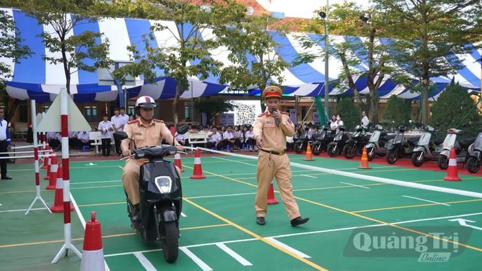 Cán bộ Phòng Cảnh sát giao thông, Công an tỉnh hướng dẫn học sinh kỹ năng lái xe an toàn - Ảnh: H.T