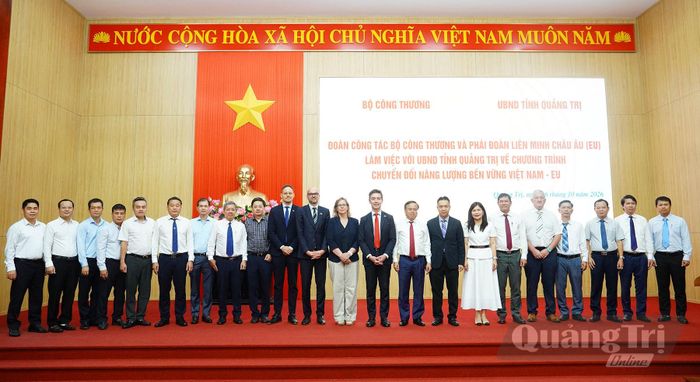 Các đại biểu chụp ảnh lưu niệm tại buổi làm việc - Ảnh: N.L