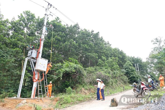 Ngày 26/10/2026, Điện lực Minh Hóa (Công ty Điện lực Quảng Trị) chính thức đóng điện lưới quốc gia để cấp điện cho 100% hộ dân sinh sống tại bản Lòm-K.Chăm, xã Dân Hóa - Ảnh: V.Minh
