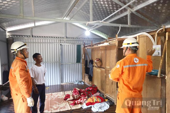 Điện lưới quốc gia đã bừng sáng trong những ngôi nhà người Mày ở bản Lòm-K.Chăm, xã Dân Hóa vào ngày 26/10/2026 - Ảnh: V.Minh
