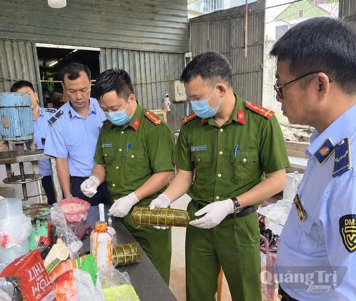 Lực lượng chức năng kiểm tra, thu giữ 4,7kg chả được sản xuất có sử dụng hàn the tại hộ kinh doanh của bà N.T.T. - Ảnh: L.T