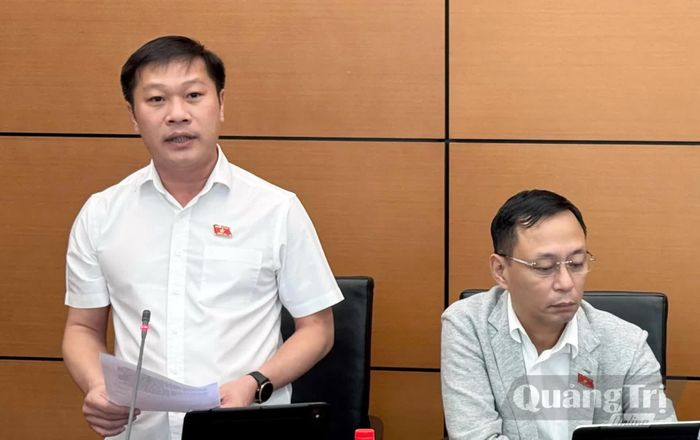 Đồng chí Nguyễn Khánh Vũ, Bí thư Đảng ủy, Chủ tịch HĐND phường Quảng Trị thảo luận về dự thảo Luật Xử lý vi phạm hành chính (sửa đổi) - Ảnh: C.T.V
