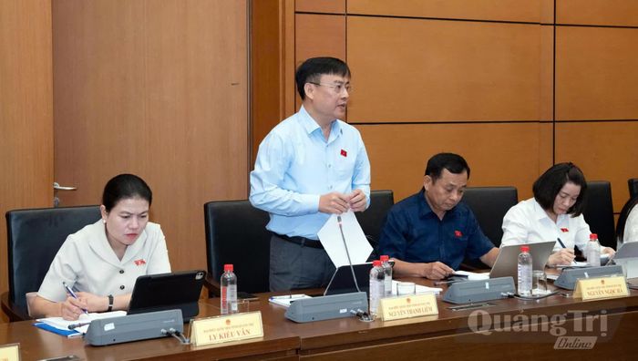 Đồng chí Nguyễn Thanh Liêm, Ủy viên Ban Thường vụ Tỉnh ủy, Giám đốc Công an tỉnh thảo luận về dự thảo Luật Định danh và xác thực điện tử - Ảnh: C.T.V