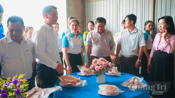 Hợp tác xã Sản xuất, kinh doanh và dịch vụ gà sạch Sen Ngư là một trong những điểm sáng trong phong trào phụ nữ phát triển kinh tế của địa phương - Ảnh: NVCC