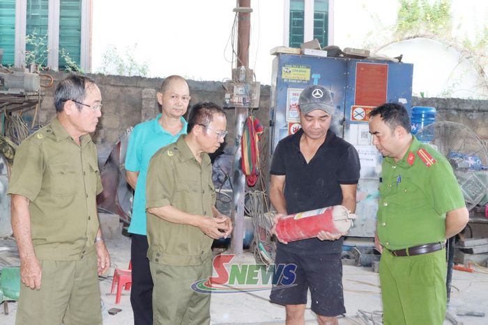 Tổ ANTT ở cơ sở tiểu khu 8, xã Phù Yên kiểm tra công tác phòng cháy chữa cháy tại các hộ kinh doanh.