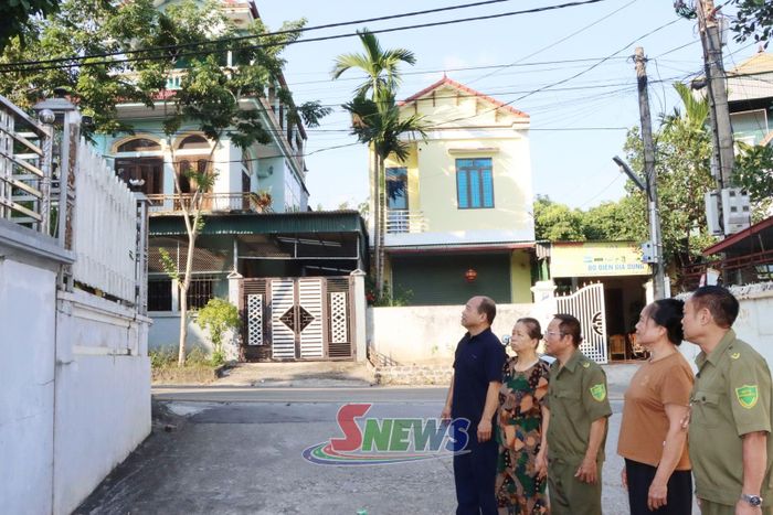 Tổ ANTT tiểu khu 2, xã Phù Yên kiểm tra mô hình camera an ninh trên địa bàn.