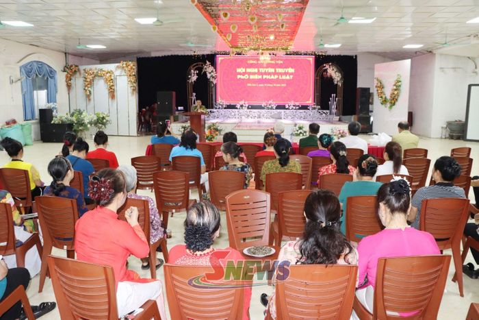 Công an xã Phù Yên phối hợp với Tổ ANTT ở cơ sở tuyên truyền pháp luật cho nhân dân tại tiểu khu 2.