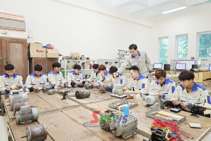 Giờ thực hành của sinh viên lớp Điện công nghiệp, Trường Cao đẳng Kỹ thuật Công nghệ Sơn La.