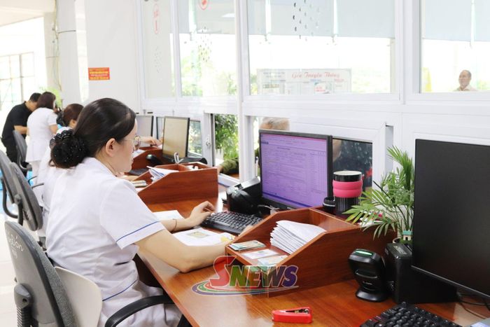 Khoa Khám bệnh, Bệnh viện Đa khoa tỉnh cập nhật thông tin người bệnh lên hệ thống.
