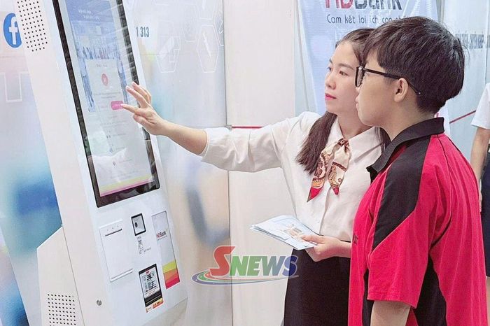 Bệnh nhân trải nghiệm dịch vụ Kiosk Medipay tại Bệnh viện Đa khoa khu vực Phù Yên.                            Ảnh: Việt Anh (CTV)