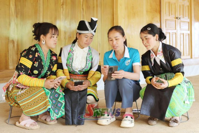 Cán bộ xã Chiềng Hoa hướng dẫn nhân dân cài đặt Sổ sức khỏe điện tử trên ứng dụng VNeID.