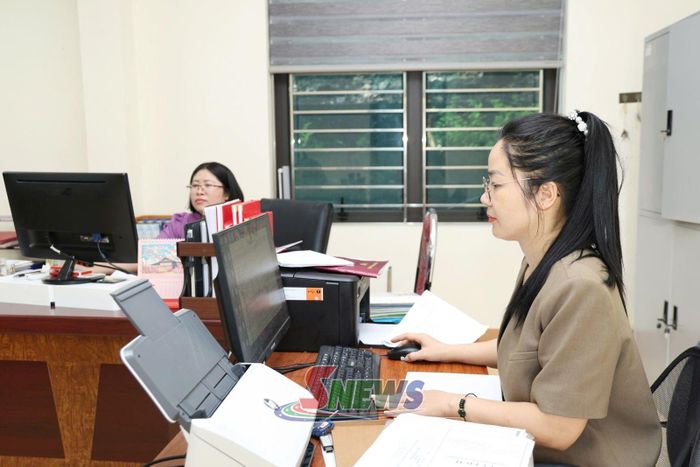 Cán bộ Ban Tổ chức Đảng ủy các cơ quan Đảng tỉnh rà soát cập nhật thông tin đảng viên trên Sổ tay đảng viên điện tử.